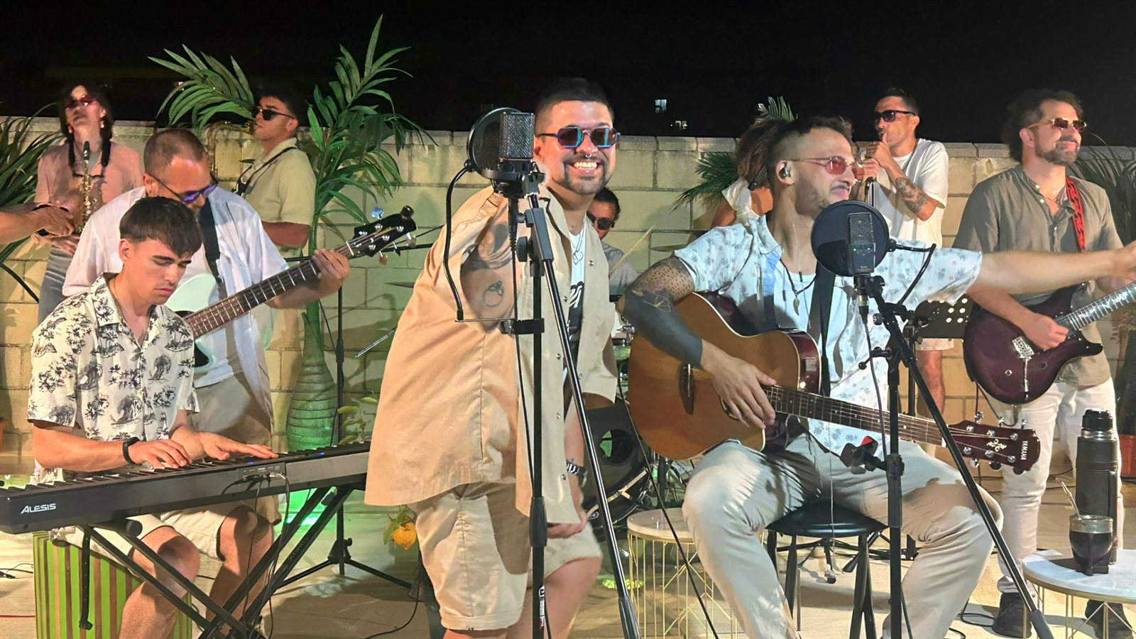 Alan Alepuz tocando el piano en directo con su banda