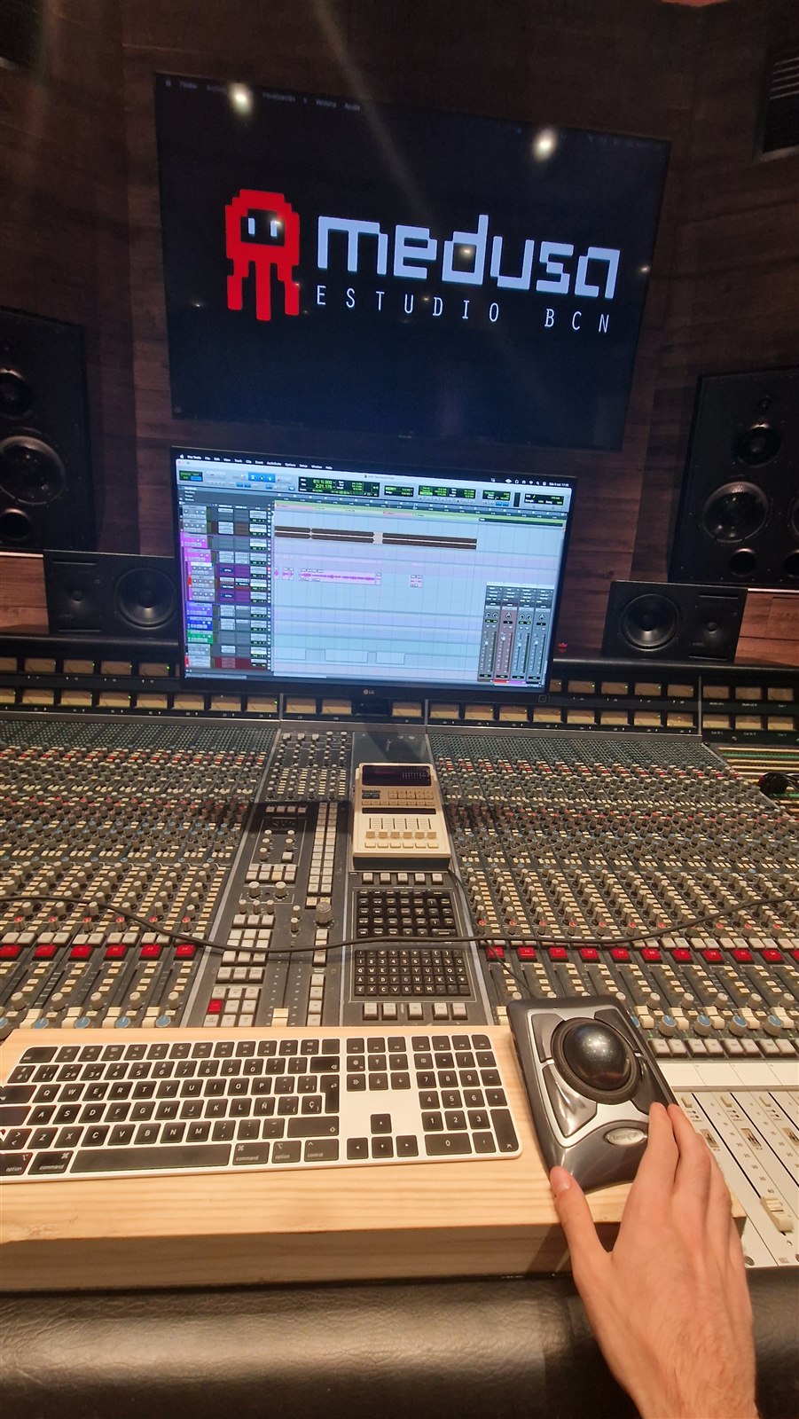 Perspectiva de la consola analógica de mezcla en As Estudio
